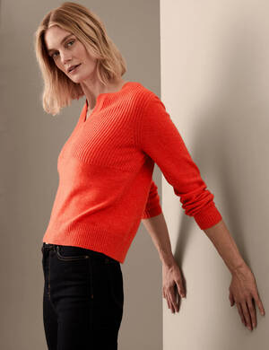 marksandspencer_SS23_DEN MATEK_T50_5184T_svetr s primesi vlny_oranzova_1899Kc-modelka.jpg